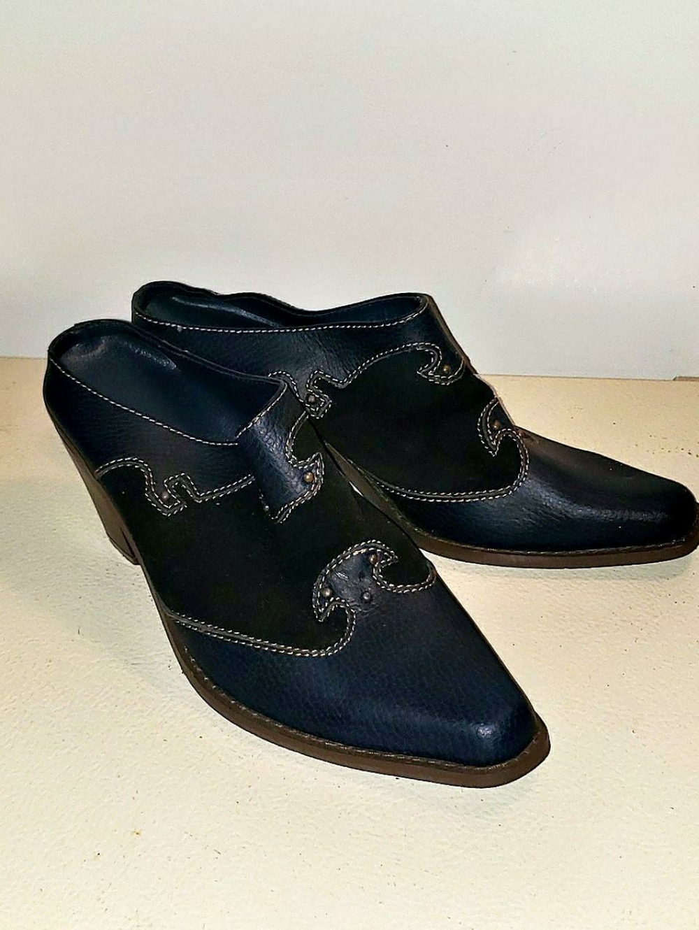 Geraldine Mule Pointed Shoes Leather Blue And Black with Decorative Stitching